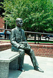 [color photograph of Donald Gaines Murray statue]
