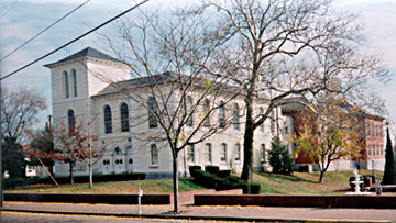 [color photograph of Dorchester County Courthouse]